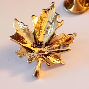 Vintage Gold Tone Maple Leaf Canada Canadian Lapel Hat Tie Pin Souvenir 1031