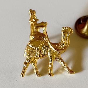 Vintage Man Riding Camel Gold Tone Lapel Hat Tie Pin Souvenir 0871
