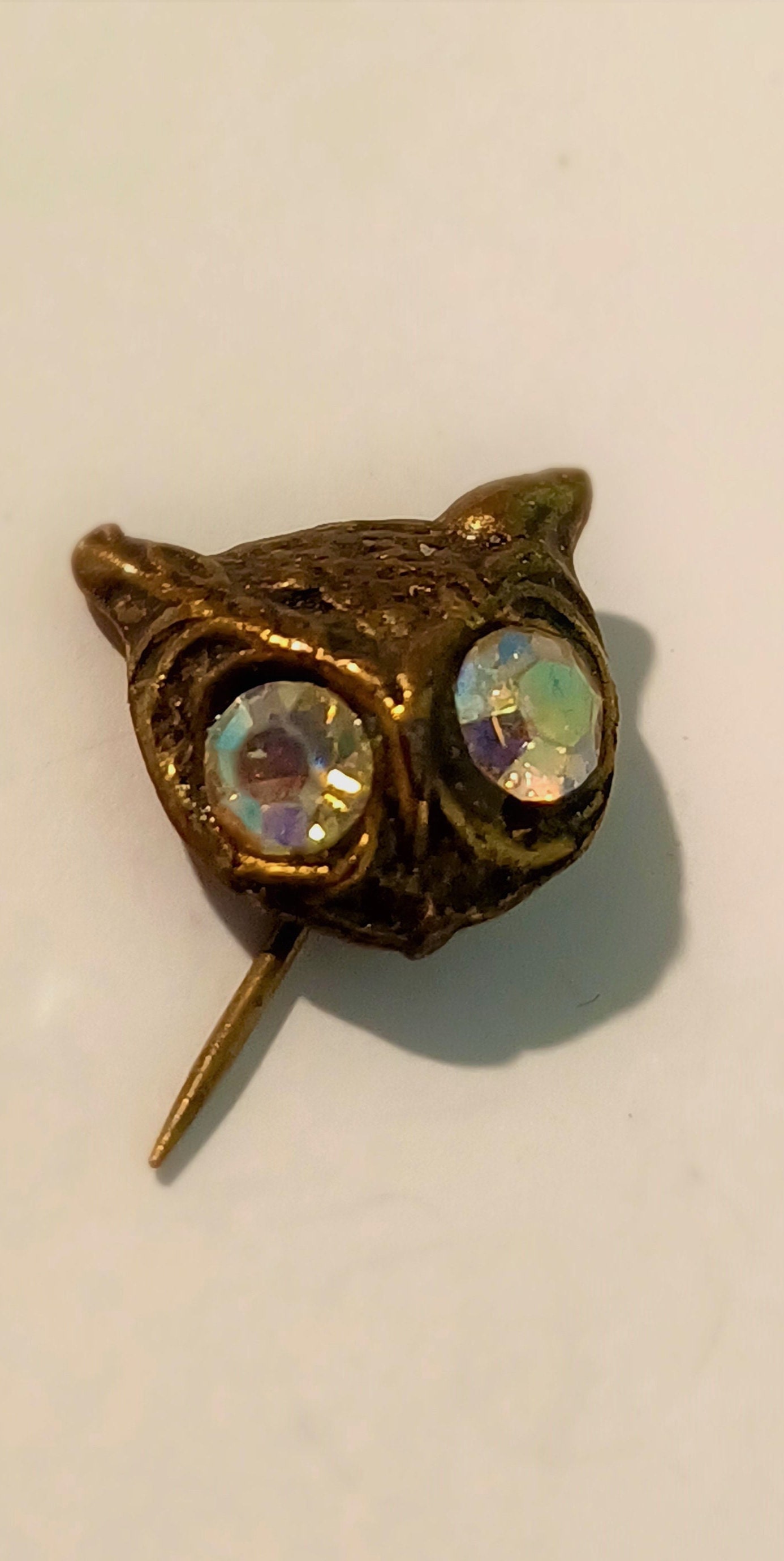 Vintage Bronze Tone Owl Head Aurora Borealis Crystal Eyes Lapel Hat Tie Stick Pin Souvenir 0106