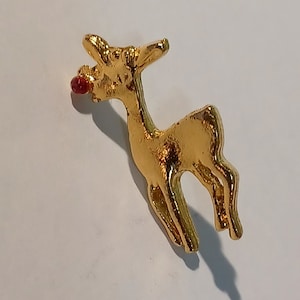 Spilla da bavero per cappello e cravatta in oro 24k con rubino autentico e renna dal naso rosso Rudolph Harriet Carter Souvenir 1777