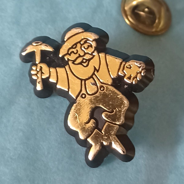 Arizona Lottery Windfall Willie Miner Retired Mascot Gold Tone Plastic Lapel Hat Tie Pin Souvenir 2048