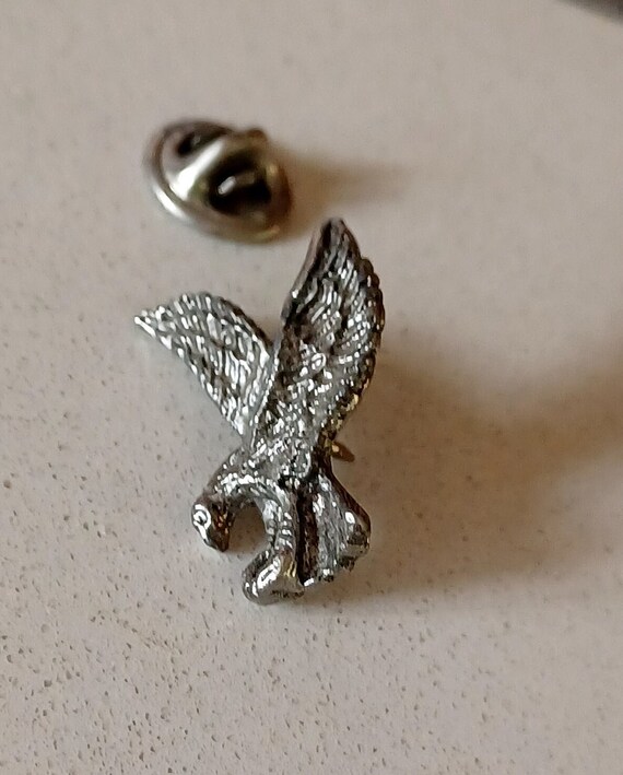 Épingle à Cravate Ancienne En Métal Argenté - Motif Aigle Serre Avec Perle Corail, XIXème Siècle
