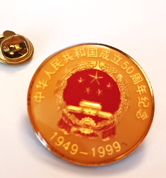 中国　中華人民共和国建国60周年記念　金色ピンバッジ ヴィンテージ 中華人民共和国建国50周年記念バッジ ラペルハット