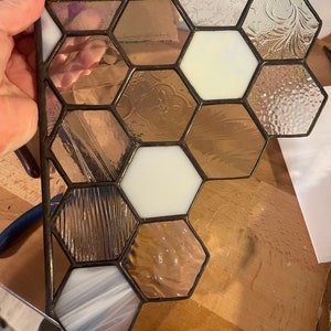Vitral de nido de abeja, vitral de nido de abeja, regalo para amantes de las abejas, atrapasol de esquina, atrapasol, decoración del hogar, salvar a las abejas