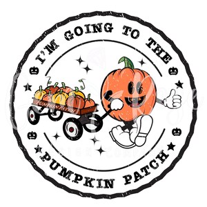 Pode incluir: Uma abóbora de desenho animado com um rosto sorridente puxa uma carroça cheia de abóboras. A carroça tem uma placa que diz "Pumpkin Patch". A imagem está em um estilo vintage e desgastado com um círculo preto ao redor da imagem e o texto "I'm Going To The Pumpkin Patch".