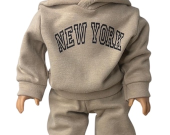 Felpa con cappuccio e pantaloni della tuta da bambola da 18 pollici con logo personalizzato Varsity NEW YORK e due braccialetti di perline fatti a mano
