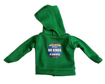 Felpa con cappuccio di protesta per le dimensioni della bambola Barbie: NO KINGS in America