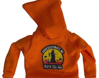 Hoodie maat Barbie-pop met custom graphic Underestimate Me That wordt leuk