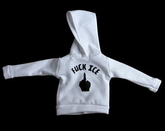 Felpa con cappuccio delle dimensioni di una bambola Barbie con grafica in vinile F*CK ICE e dito medio