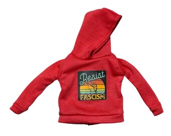 Felpa con cappuccio taglia Barbie, protesta contro il fascismo politico