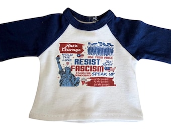 18-Zoll-Puppe politische WIDERSTEHEND FASCISM Demonstrieren Anti Trump Grafik-T-Shirt für American Girl Dolls Raglan-Shirt plus Armband