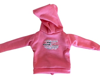 Protesta con la felpa con cappuccio delle dimensioni della bambola Barbie MAI TRUMP, ANTI Trump Resisti Insisti Persisti Arruolati