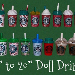 Peut inclure: Ensemble de 18 gobelets Starbucks miniatures pour poupées avec des motifs de Noël rouges et verts. Les gobelets mesurent de 45 à 50 cm de haut et présentent une variété de motifs, notamment un gobelet rayé rouge et blanc, un gobelet vert avec un sapin de Noël et un gobelet rouge avec un flocon de neige.