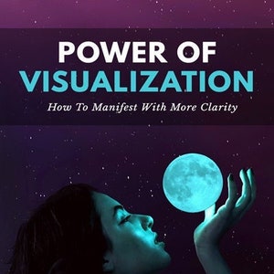 Könnte beinhalten: Eine Frau mit langen dunklen Haaren blickt zu einem leuchtenden blauen Mond auf, mit dem Text "POWER OF VISUALIZATION How To Manifest With More Clarity" darüber.
