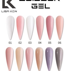 Puede incluir: Una exhibición de esmalte de uñas Lisa Kon Builder Gel en varios tonos. La imagen muestra doce colores diferentes, que van desde el blanco y rosa hasta el beige, morado y gris. Cada color está etiquetado con un número del 01 al 12.