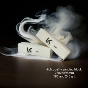 Peut inclure: Deux blocs de ponçage blancs avec le texte "K LISA KON" et les numéros de grain 180 et 240. Les blocs mesurent environ 2,5 cm sur 2,5 cm sur 9,5 cm. L'image comprend le texte "High quality sanding block 25x25x95mm 180 and 240 grit."