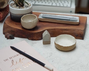 Ceramic desk tidy set in an organic concrete grey