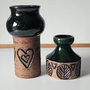 Par vintage delvis glaserade mörkgröna terrakottavaser från Laholm Keramik. Nr 2032 och 2038