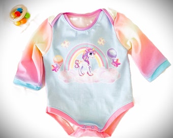 Gr. 68/74 Baby Body, Mädchen Strampler, Romper, Strampelanzug, Latzhose, Bodysuit ,Einteiler, langarm Einhorn Unicorn Regenbogen Gr. 68/74