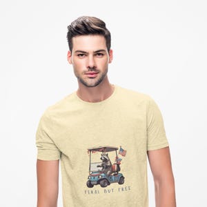 Koszulka z nadrukiem Feral but Free Comfort Colors na obchody Czwartego Lipca, dla miłośników wózków golfowych - Peachtree City, GA, Unisex Koszulka z nadrukiem w kolorze odzieży