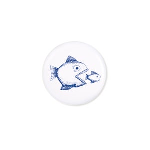 Könnte beinhalten: Eine blaue und weiße Illustration eines großen Fisches, der einen kleineren Fisch verschlingt. Das Bild ist auf weißem Hintergrund.