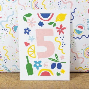 Könnte beinhalten: Eine rosa Zahl fünf, umgeben von bunten Illustrationen von Blumen, Zitronen, Oliven, einem Cupcake und einer Weinflasche. Der Hintergrund ist weiß mit einem Regenbogenmuster.