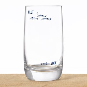 Könnte beinhalten: Ein klares Glas mit dem Wort "FLUT" und vier kleinen Fischillustrationen, die obenauf gedruckt sind, sowie dem Wort "EBBE" und einer Fischillustration, die untenauf gedruckt ist.