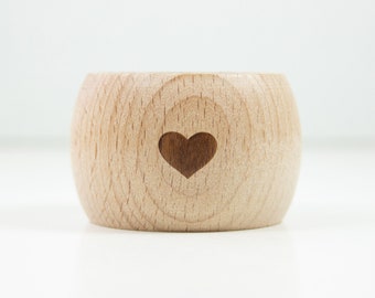 Rond de serviette et coquetier 2 en 1 en bois de hêtre durable, motif cœur