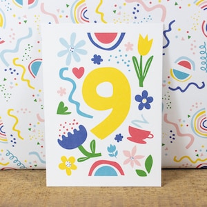Könnte beinhalten: Eine weiße Karte mit einer gelben Zahl neun, umgeben von bunten Blumen, Regenbögen und anderen abstrakten Formen. Die Karte ist perfekt für eine Geburtstagsfeier.