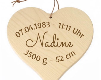 Geburtsschild mit Name graviert Geburtstafel aus Holz in Herzform personalisiert Name