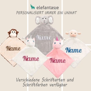 Könnte beinhalten: Fünf personalisierte Babydecken mit verschiedenen Tierkopf-Applikationen. Die Decken sind in verschiedenen Farben, darunter beige, weiß, grau und rosa. Jede Decke trägt das Wort "Name" in einer anderen Farbe und Schriftart gestickt. Der Text "Verschiedene Schriftarten und Schriftfarben verfügbar" befindet sich am unteren Rand des Bildes.
