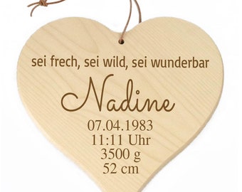 Geburtsschild mit Name graviert Geburtstafel aus Holz in Herzform personalisiert Sei Frech