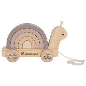 Könnte beinhalten: Ein hölzernes Ziehspielzeug in Form einer Schnecke mit einem Regenbogenbogen auf dem Rücken. Die Schnecke hat eine Schnur befestigt und die Räder haben die Gravuren "12.01.2025 01:55 Uhr", "Wunschname", "52cm 3550g".