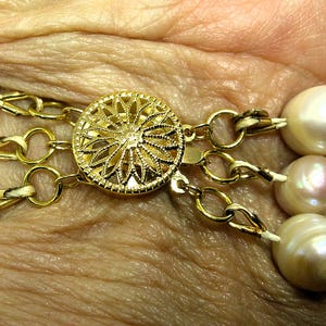 Peut inclure: Un bracelet en perles multi-rangs avec un fermoir en or orn&eacute; d'un motif floral.