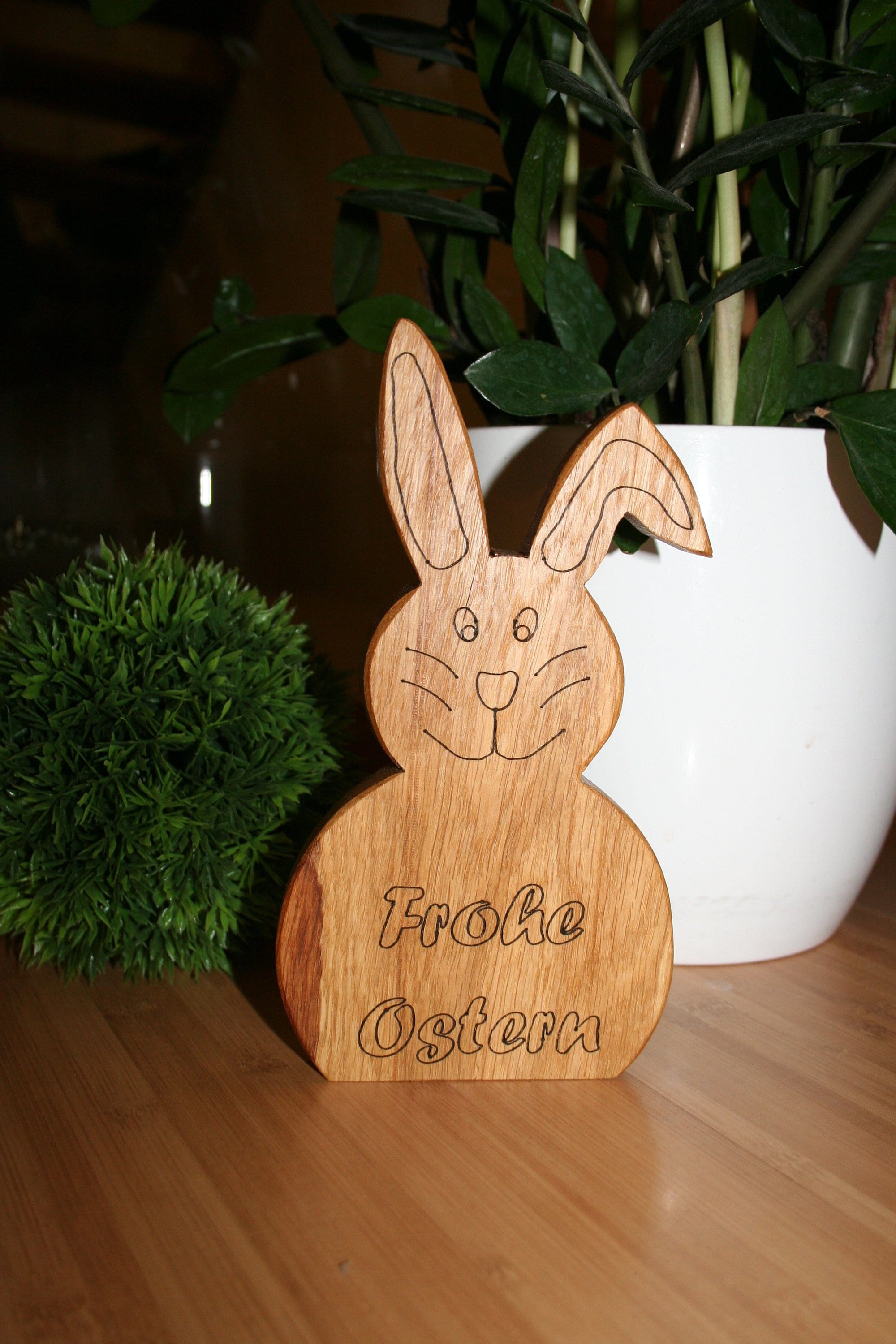 Paasdecoratie zwart wit beeldjes paashaas, servies voor paasontbijt, paaseieren bij