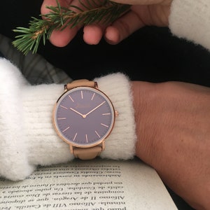 Orologio da donna lilla viola e oro rosa. Cinturino in pelle marrone chiaro facilmente intercambiabile e quadrante lilla malva | orologio viola e beige