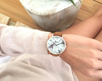 Damen Blumenuhr mit Blumenprint in weiß und lila | Flachgehäuse aus Roségold | Braunes Lederarmband | Kauai Uhren
