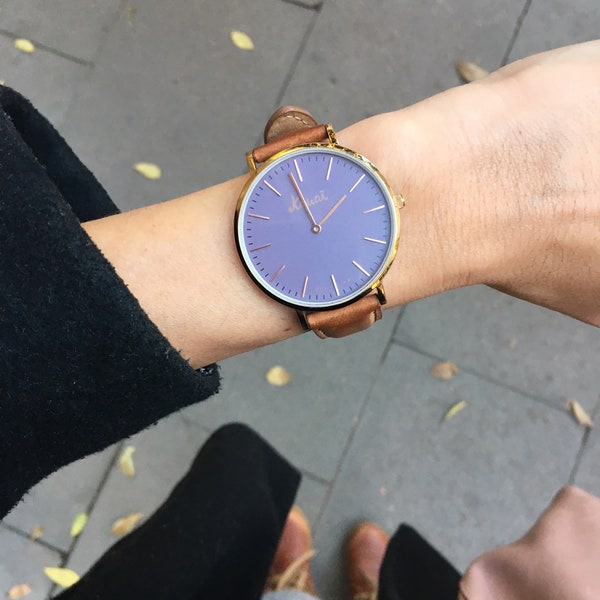 Grande montre plate pour femme fine en or rose | Bracelet en cuir marron facilement interchangeable | Montre avec cadran lilas mauve et boîtier en or rose