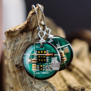 Orecchini rotondi verdi con tecnologia a circuito stampato da 20 mm con acciaio inossidabile