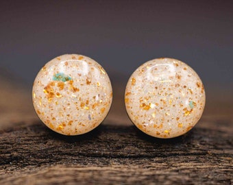 Small round mini stud earrings •Galaxy• in peach apricot opal with glitter and stainless steel, stud earrings 6 mm 8 mm, beige glitter stud earrings