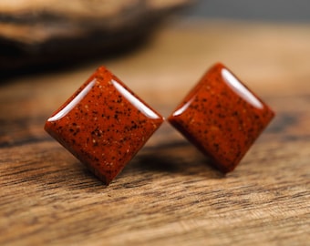 Boucles d’oreilles carrées rouge rouille 'Terracotta Square' avec des bouchons en acier inoxydable