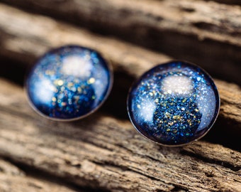 Kleine runde Mini Ohrstecker •Galaxie• in Blau mit Schimmer und Edelstahl