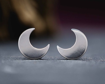 Moon stud earrings made of real silver 925, feminine stud earrings, crescent moon stud earrings, minimalist moon stud earrings, divine feminine
