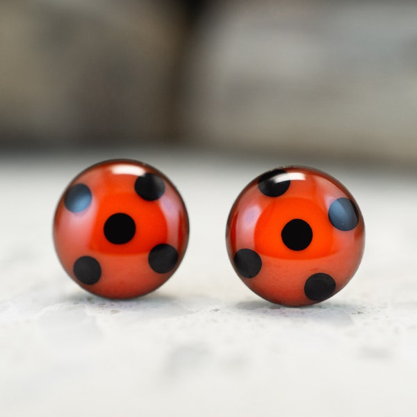 Mini petites boucles d'oreilles coccinelle coccinelle pour enfants 6 mm 8 mm en rouge et noir à pois et acier inoxydable pour la rentrée scolaire sac à sucre