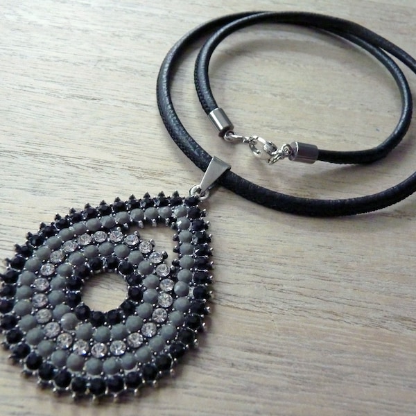 Kurze Kette mit Metall-Strassanhänger schwarz-grau