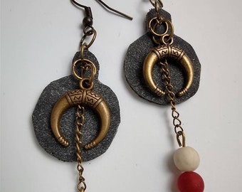 Croissant de lune, longues boucles d'oreilles asymétriques, pierres précieuses et cuir, breloques lunula, inspiration histoire, magie romaine, bijoux faits main, perles de pierre