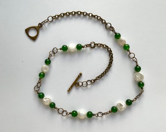 Conjunto de joyas de perlas y piedras preciosas verdes, collar y pendientes únicos, elegante gargantilla festiva, cadena de bronce, verde blanco estilo romano hecho a mano