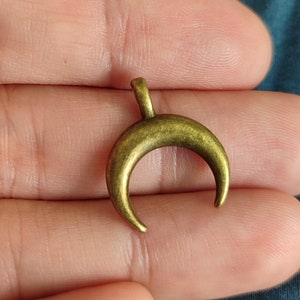 Schlichter Lunula Anhänger, Römischer Schmuck Replik, kleiner Mondsichel Mond Anhänger, Bronze Anhänger, Reenactment Schmuck, Mädchen Geschenk, antikes Apotropäisch
