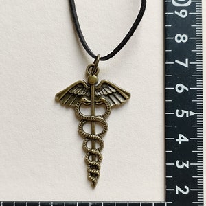 Caduceus-hanger, staf van Hermes / Mercurius, bronzen opgerolde slangen, eenvoudige sieraden, lang zwart leren koord, unisex hanger boodschapper alchemie