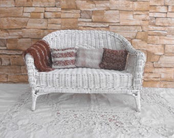 Witte rieten bank voor een pop of beer, poppenbank, poppenmeubels, poppenaccessoires, vintage